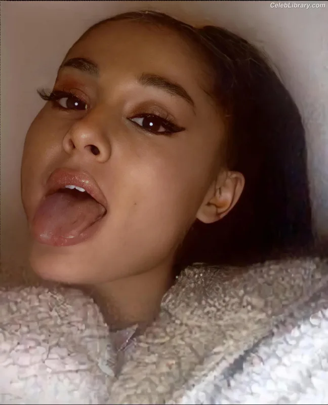 Ariana Grande photo 12 of 3118
