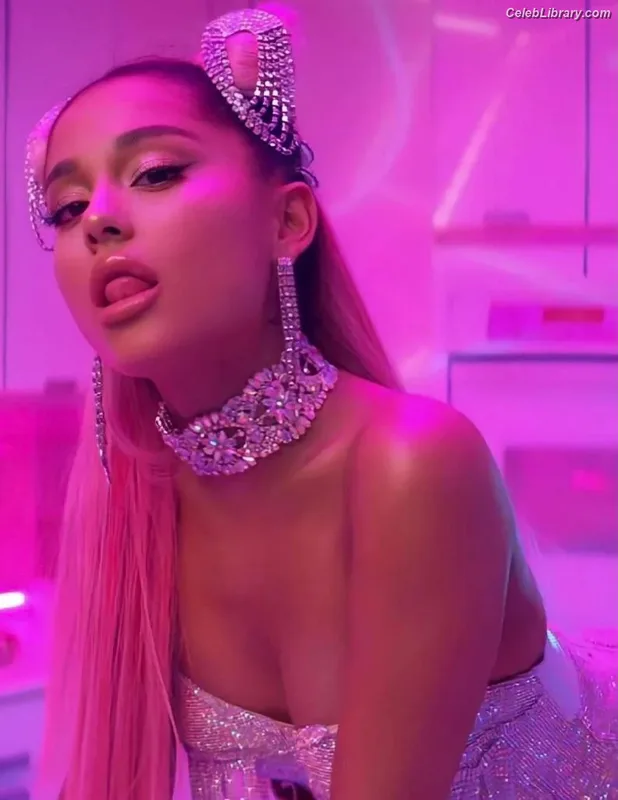 Ariana Grande photo 14 of 3118