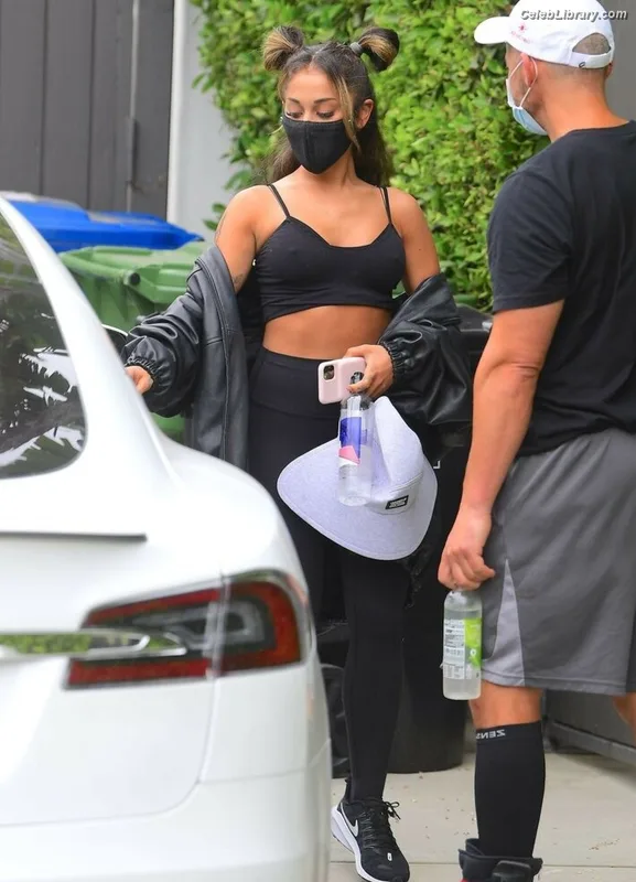 Ariana Grande photo 18 of 3118