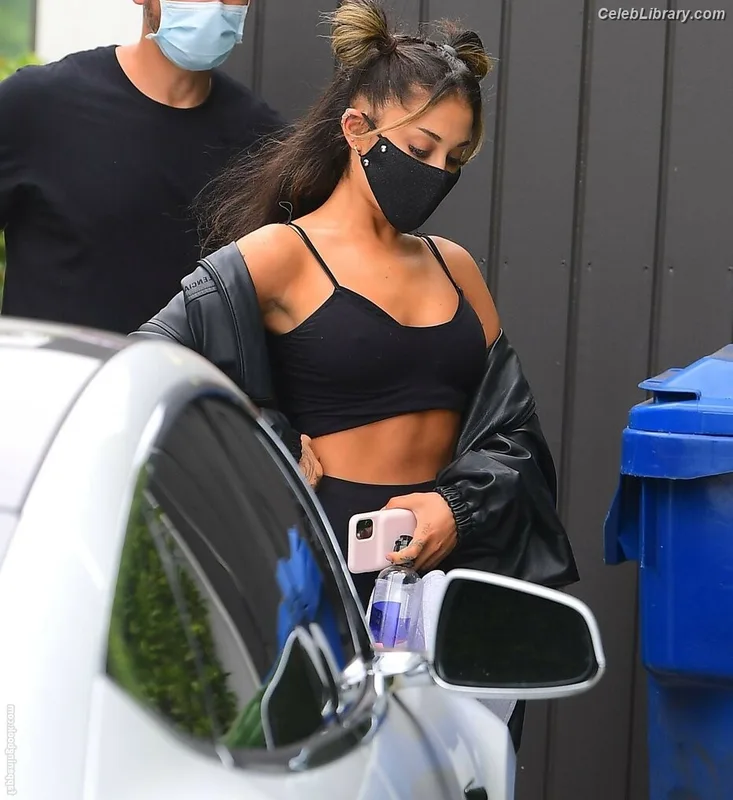 Ariana Grande photo 19 of 3118