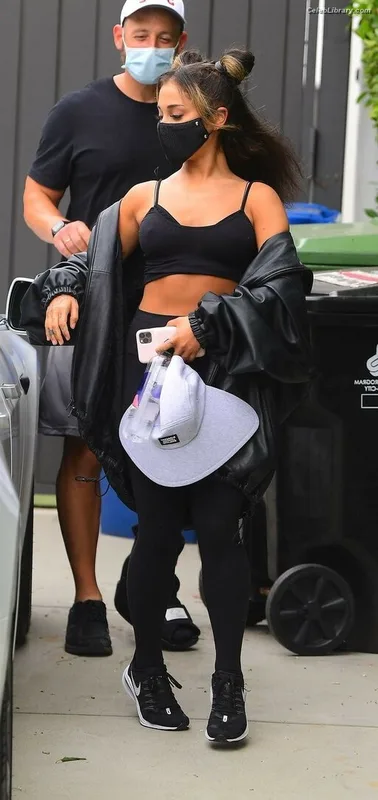 Ariana Grande photo 20 of 3118
