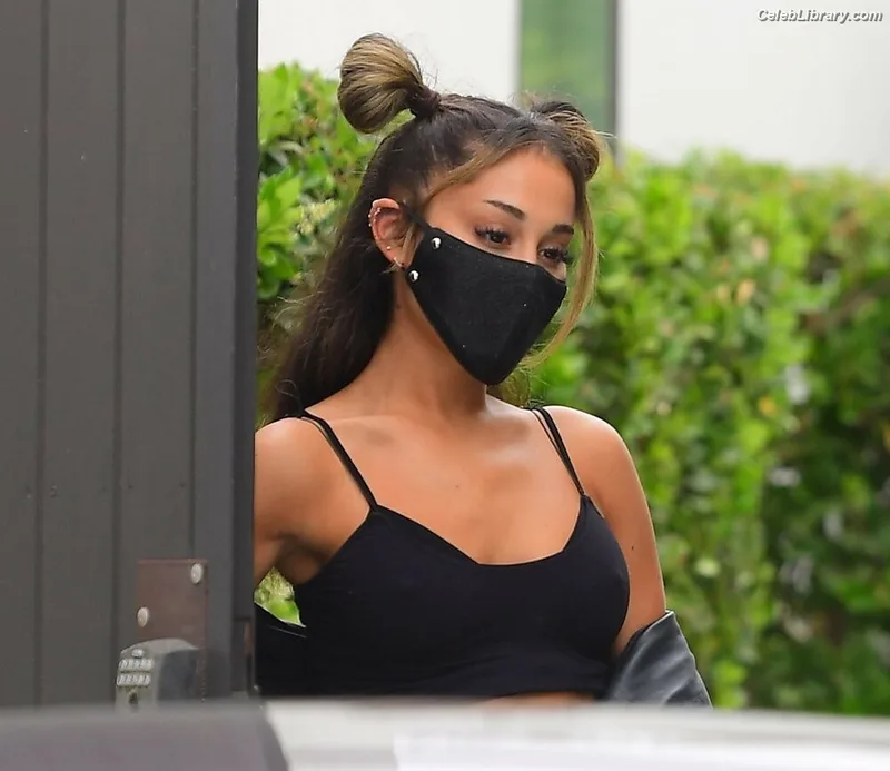 Ariana Grande photo 21 of 3118
