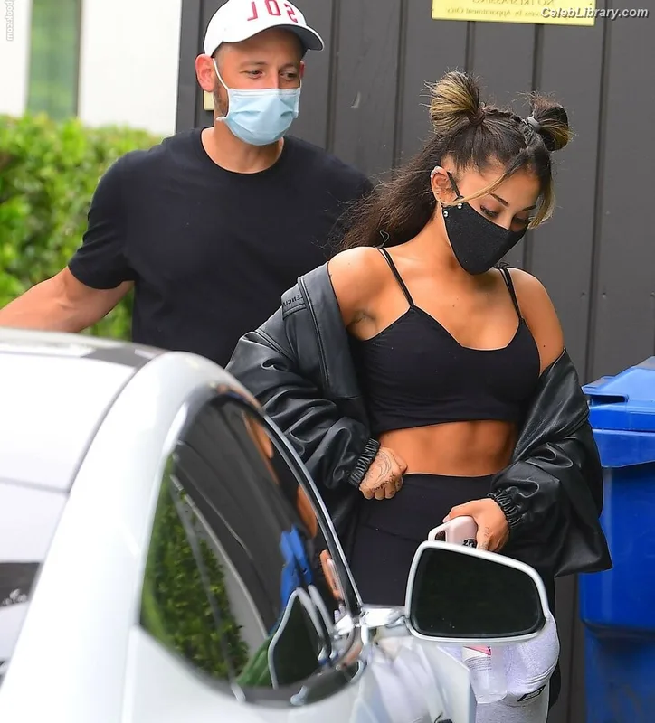 Ariana Grande photo 22 of 3118