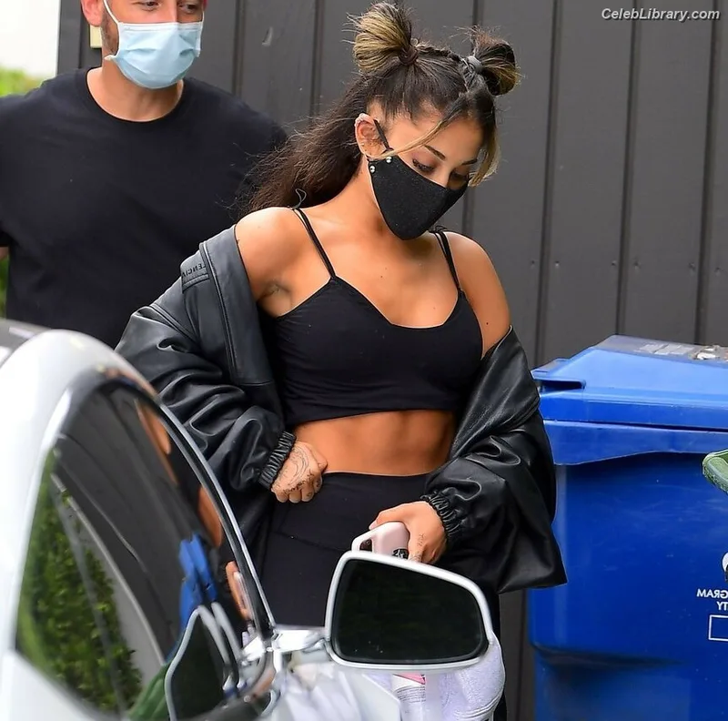 Ariana Grande photo 23 of 3118