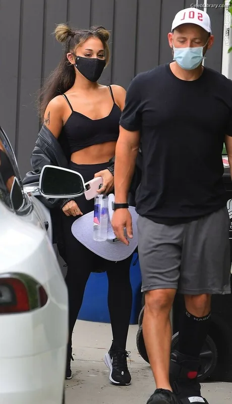 Ariana Grande photo 1 of 3118