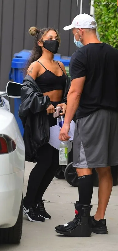 Ariana Grande photo 2 of 3118
