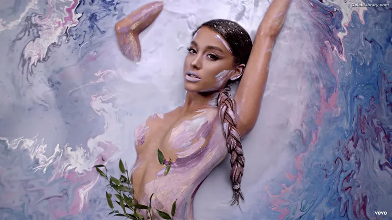 Ariana Grande photo 4 of 3118