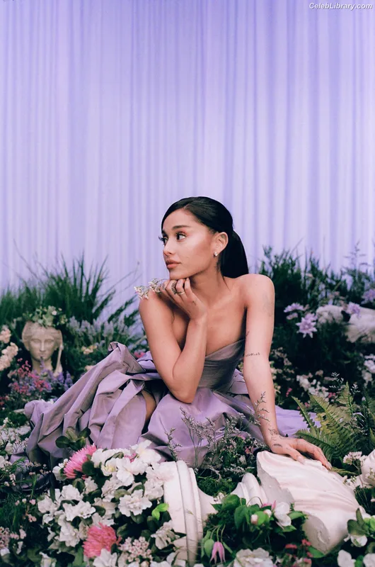 Ariana Grande photo 6 of 3118