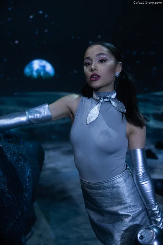 Ariana Grande photo 8 of 3118