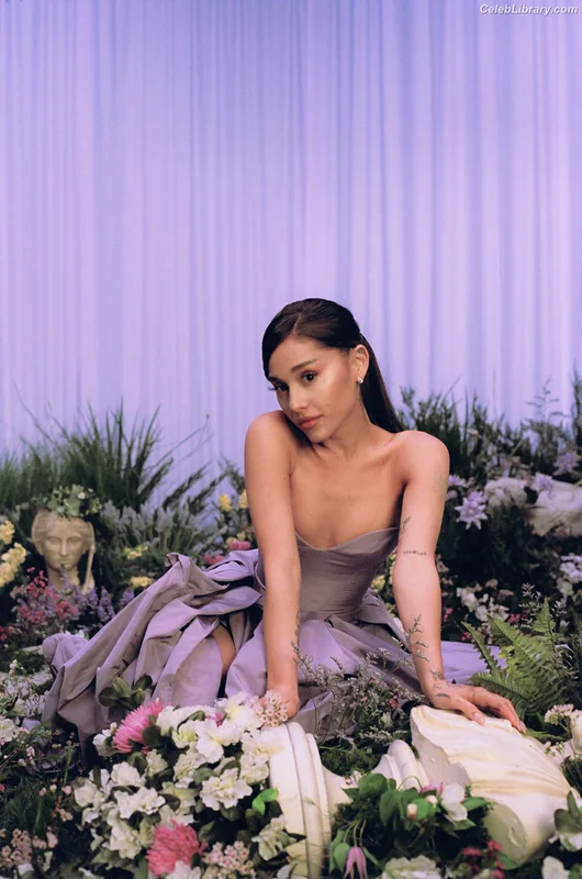 Ariana Grande photo 9 of 3118