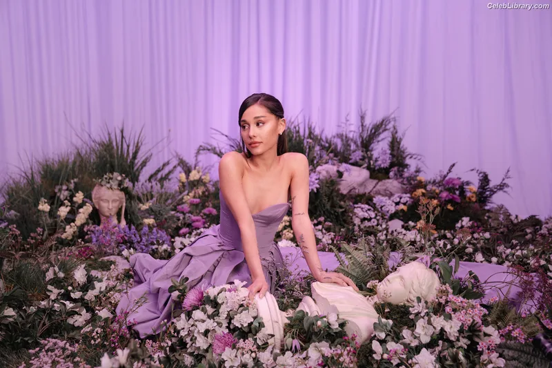 Ariana Grande photo 11 of 3118