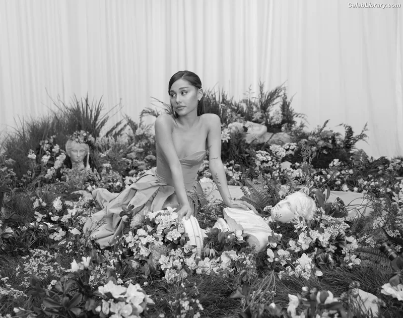 Ariana Grande photo 13 of 3118
