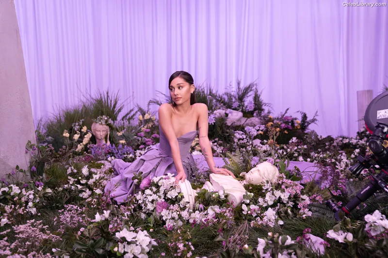 Ariana Grande photo 17 of 3118