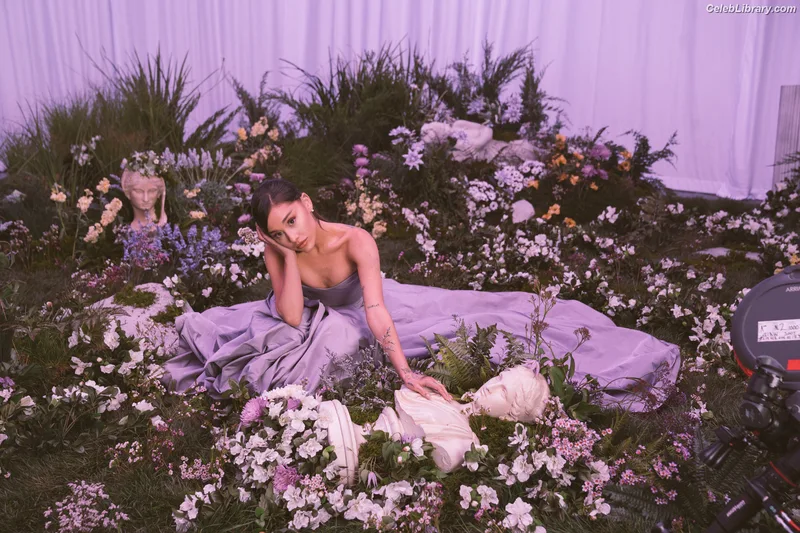 Ariana Grande photo 21 of 3118