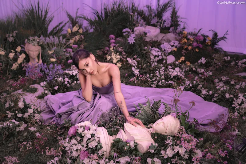 Ariana Grande photo 5 of 3118