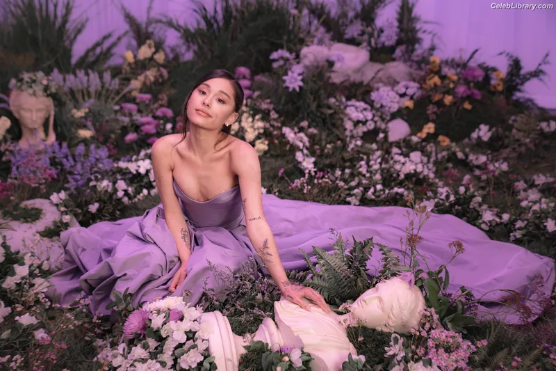 Ariana Grande photo 7 of 3118