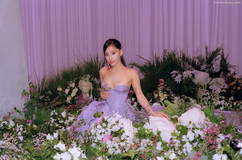 Ariana Grande photo 8 of 3118