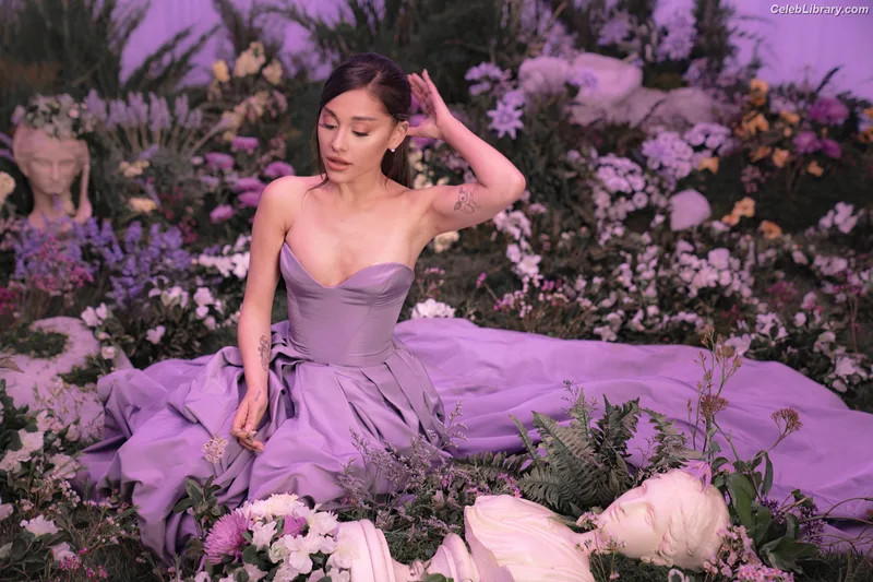 Ariana Grande photo 9 of 3118