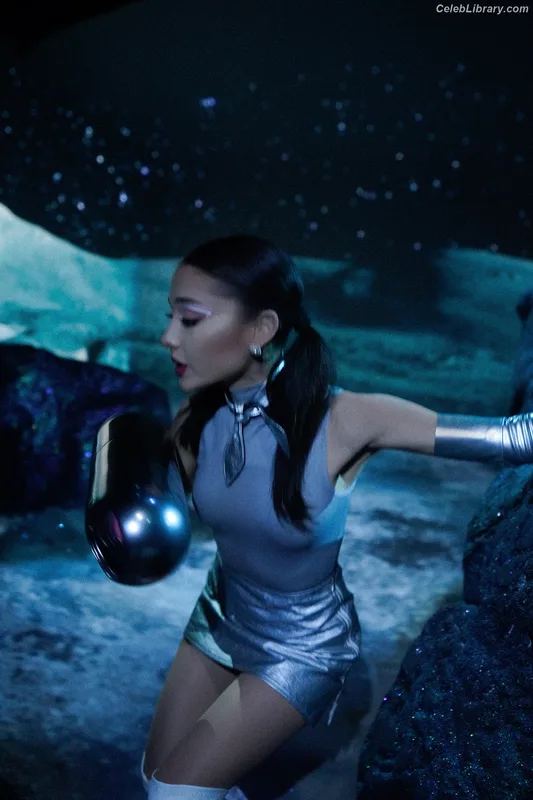 Ariana Grande photo 10 of 3118