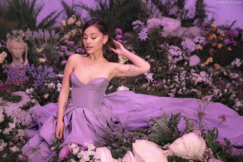 Ariana Grande photo 11 of 3118