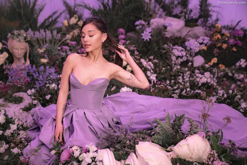 Ariana Grande photo 13 of 3118