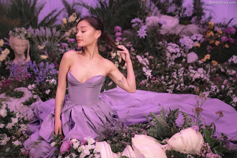 Ariana Grande photo 15 of 3118