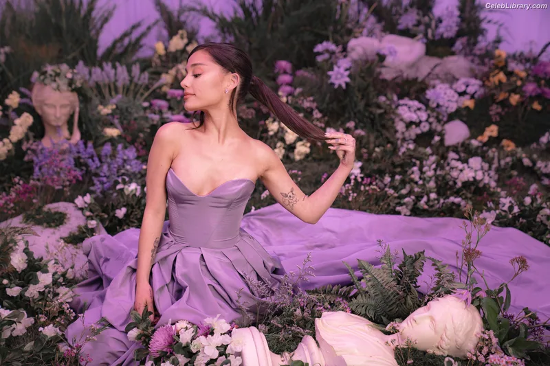Ariana Grande photo 17 of 3118