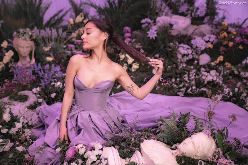 Ariana Grande photo 18 of 3118