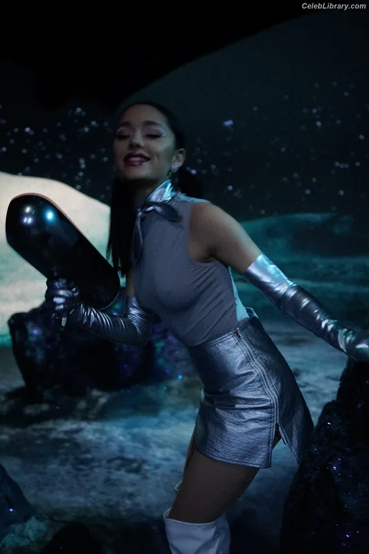 Ariana Grande photo 19 of 3118