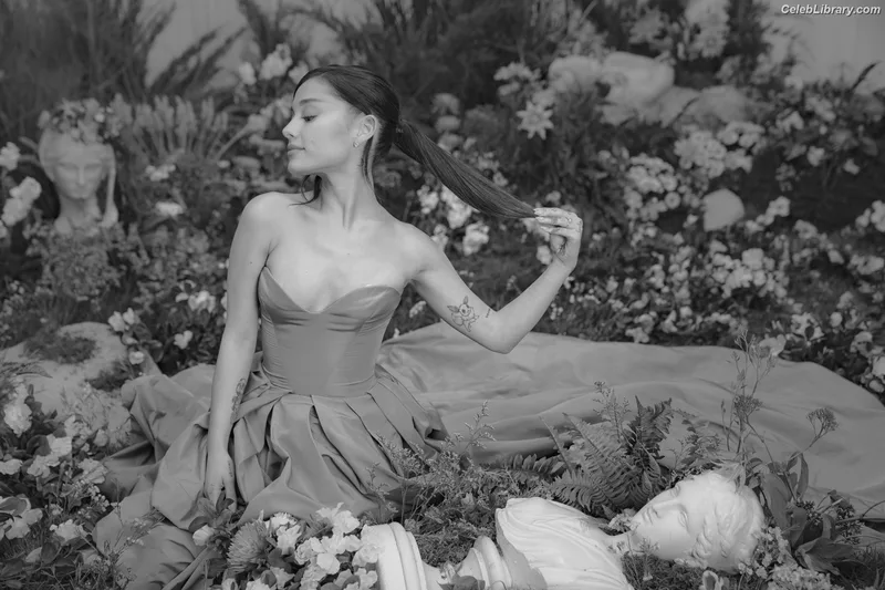 Ariana Grande photo 21 of 3118