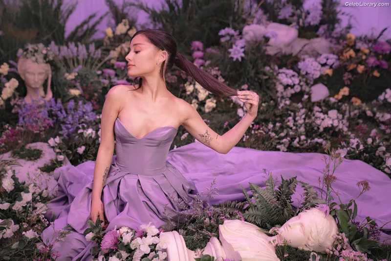 Ariana Grande photo 23 of 3118