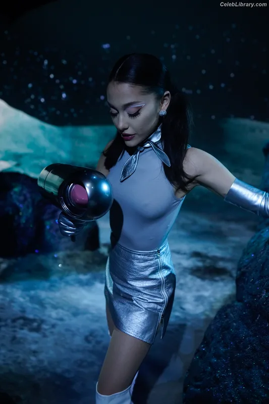 Ariana Grande photo 24 of 3118