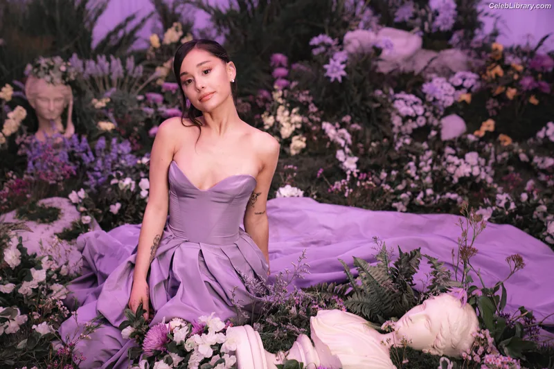 Ariana Grande photo 1 of 3118