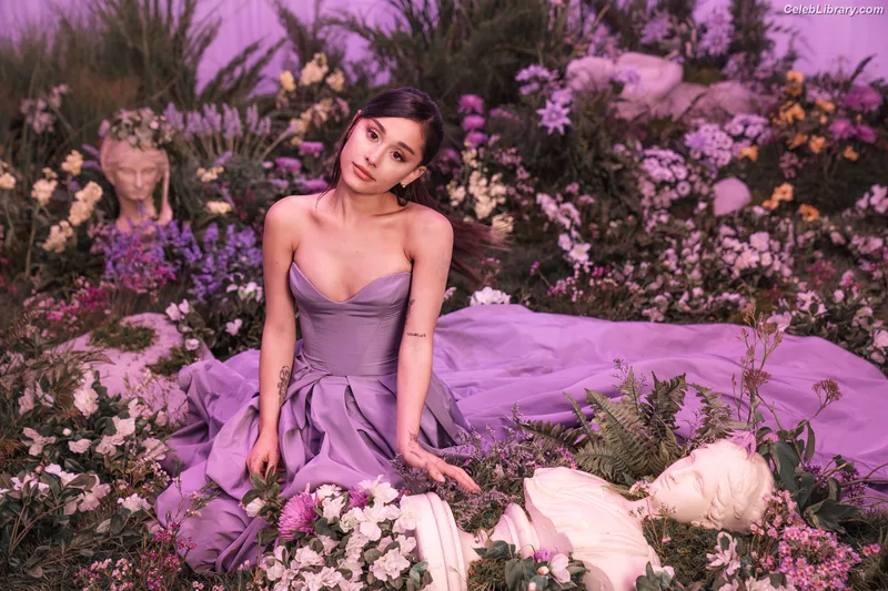 Ariana Grande photo 5 of 3118