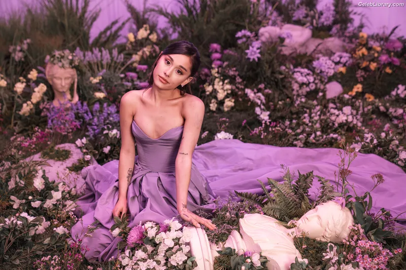 Ariana Grande photo 7 of 3118