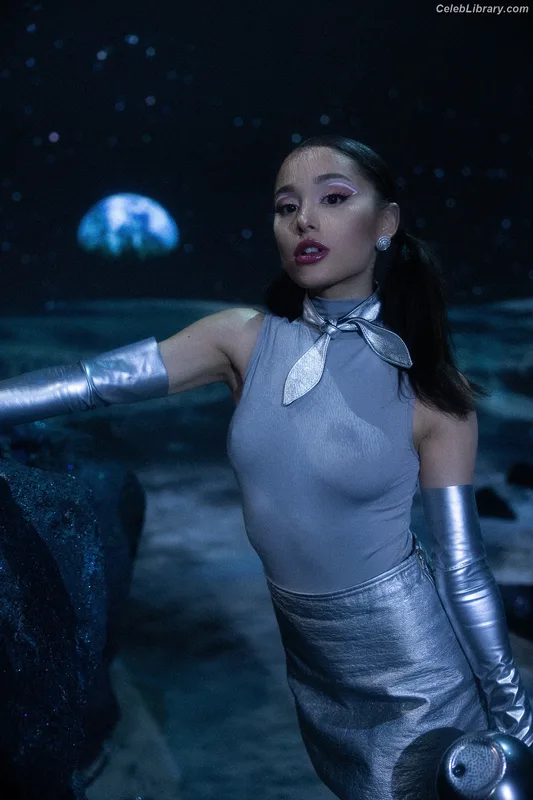 Ariana Grande photo 8 of 3118