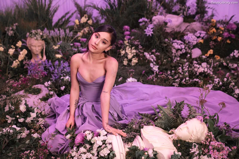 Ariana Grande photo 10 of 3118