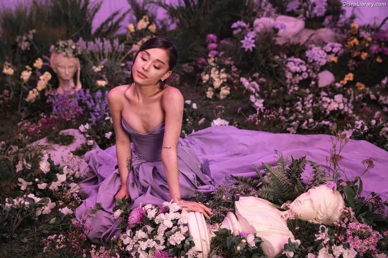 Ariana Grande photo 11 of 3118