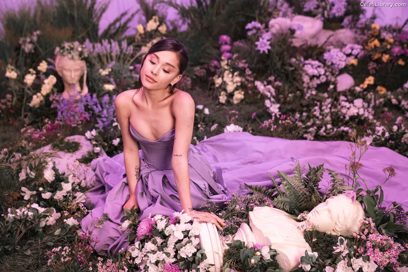 Ariana Grande photo 13 of 3118
