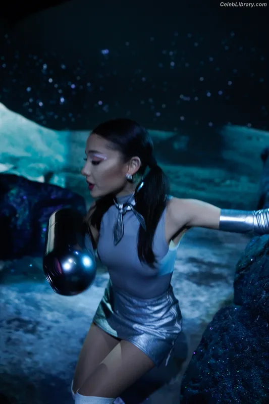 Ariana Grande photo 16 of 3118