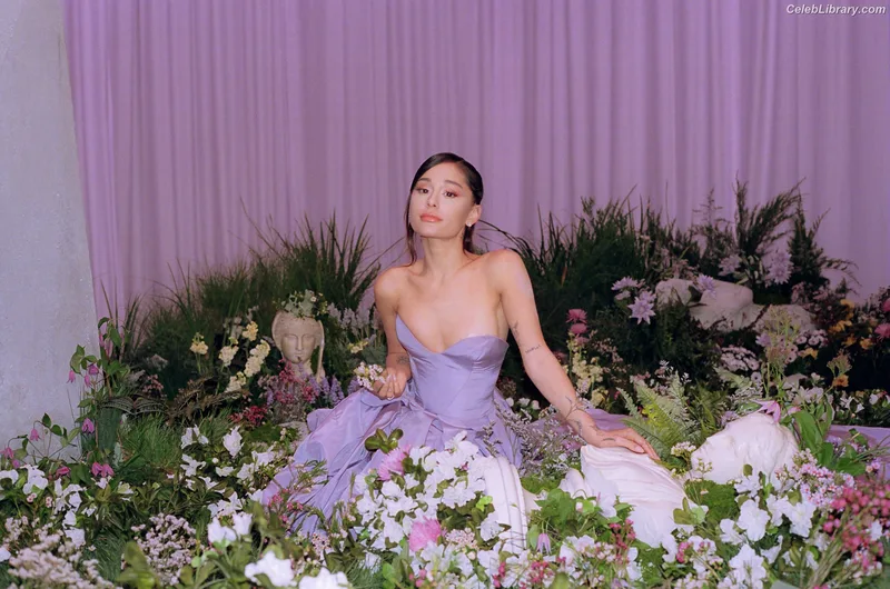Ariana Grande photo 22 of 3118