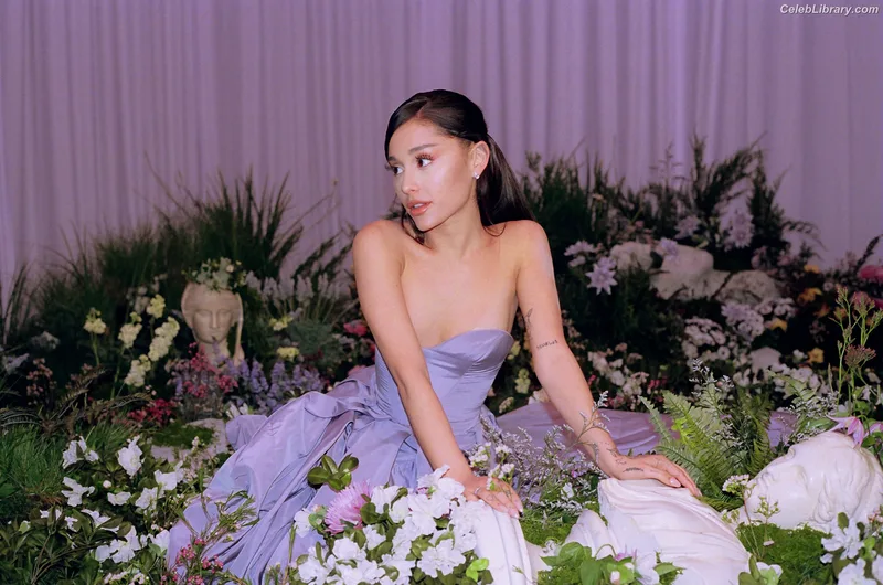 Ariana Grande photo 3 of 3118
