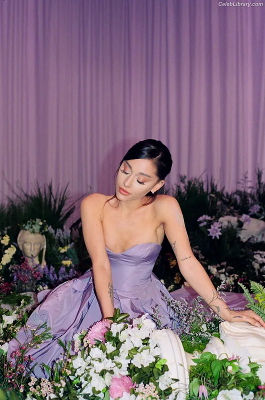 Ariana Grande photo 7 of 3118