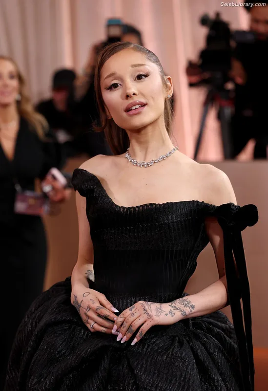 Ariana Grande photo 2 of 3118