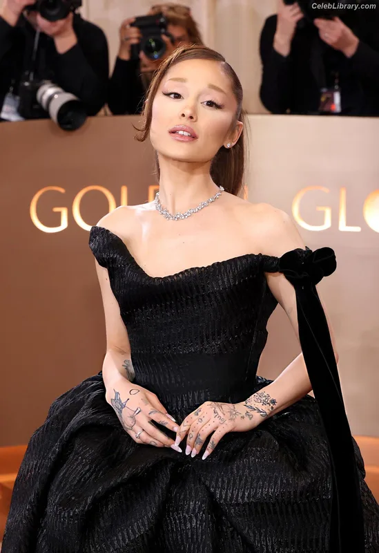 Ariana Grande photo 6 of 3118