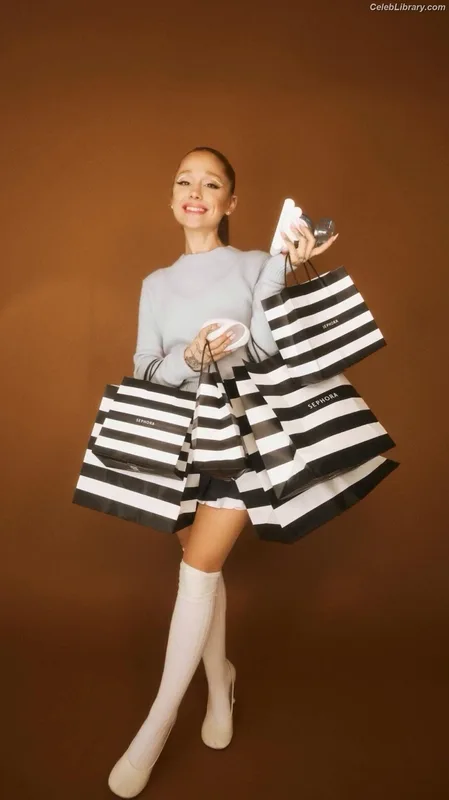 Ariana Grande photo 19 of 3118