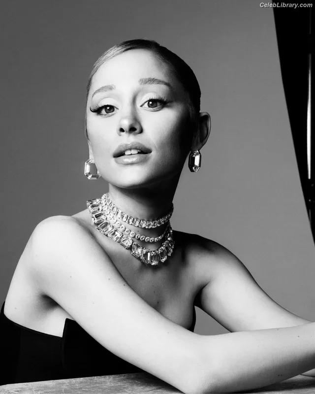 Ariana Grande photo 2 of 3118