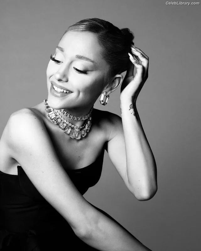 Ariana Grande photo 3 of 3118