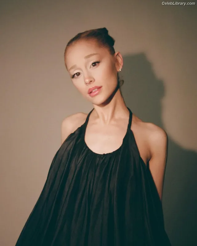 Ariana Grande photo 6 of 3118