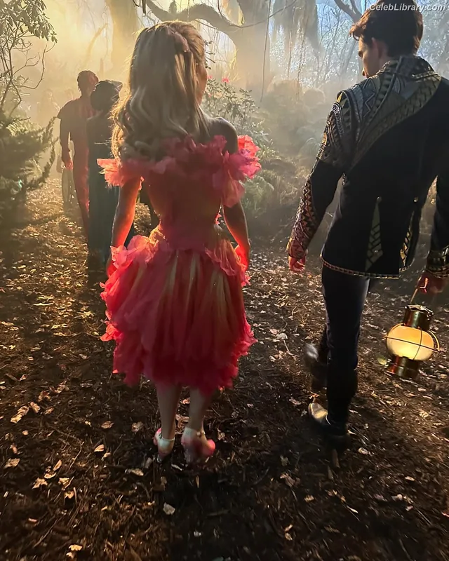 Ariana Grande photo 8 of 3118
